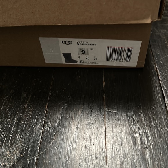 Like new EUC WOMENS UGG CLASSIC II size 9 - Picture 6 of 7